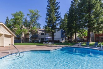 Redwood Square Apartments in Sacramento, CA - Foto de edificio - Building Photo