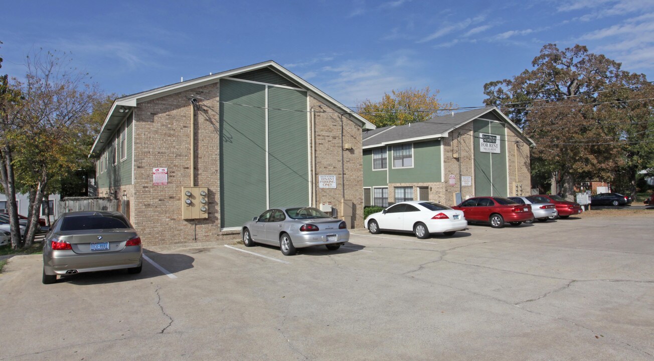 Double Tree Apartments in Denton, TX - Building Photo