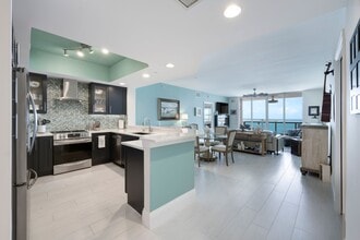 2650 Lake Shore Dr in Riviera Beach, FL - Building Photo - Building Photo