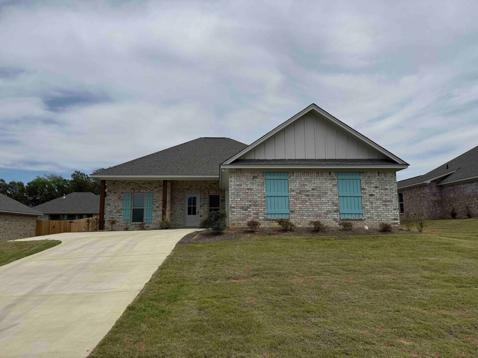 110 Madisonville Dr in Canton, MS - Building Photo
