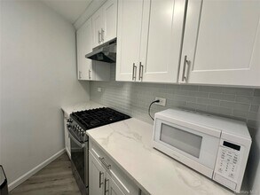 2 Bay Club Dr in Queens, NY - Foto de edificio - Building Photo