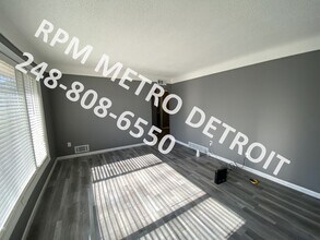 28422 Parkwood St in Inkster, MI - Building Photo - Building Photo