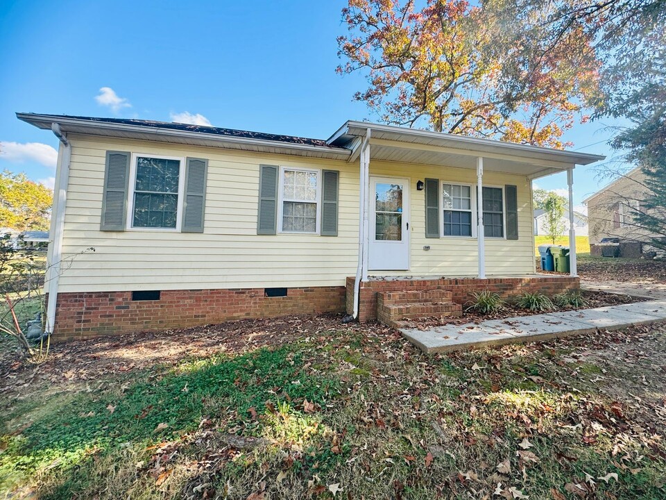 304 Belton Ave in Mount Holly, NC - Building Photo