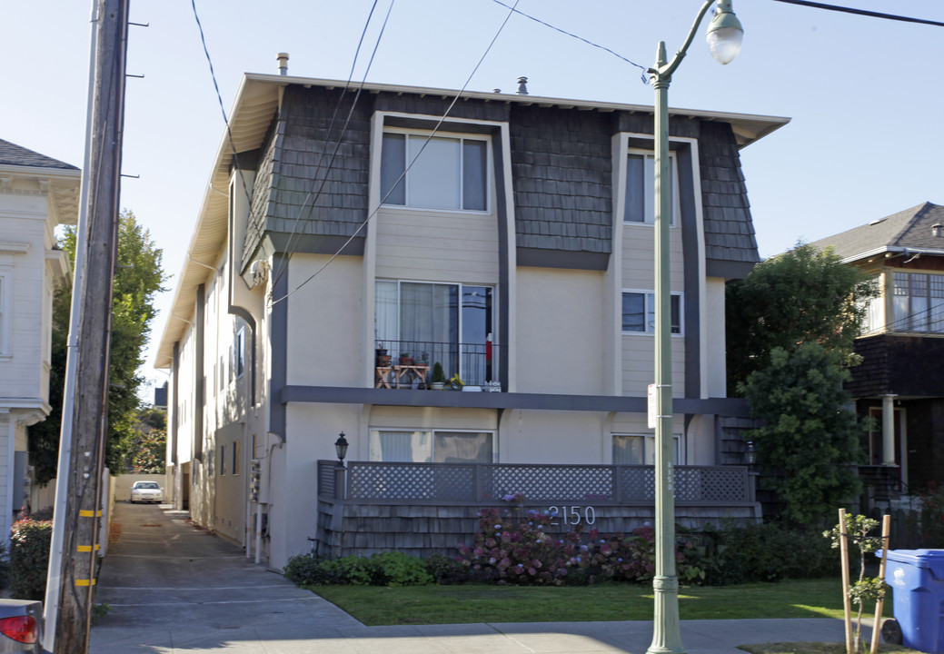 2150 Santa Clara Ave in Alameda, CA - Foto de edificio