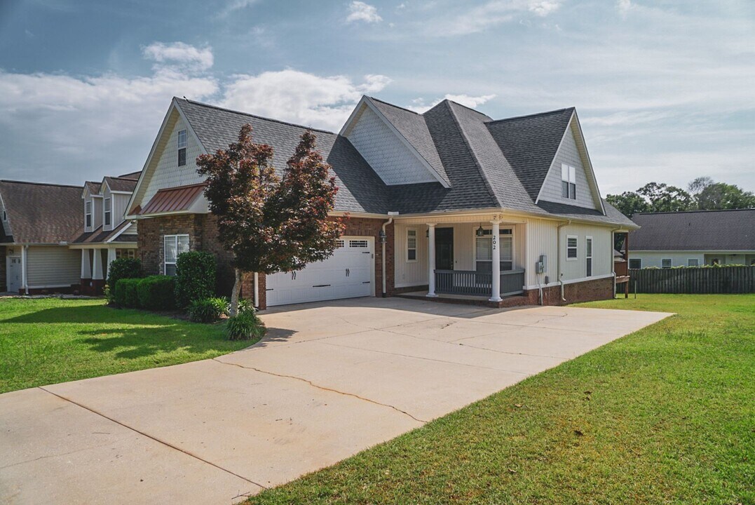 202 Southern Winds Dr in Enterprise, AL - Building Photo