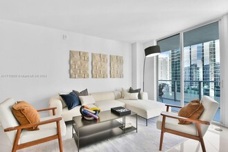 1300 Brickell Bay Dr in Miami, FL - Building Photo - Building Photo