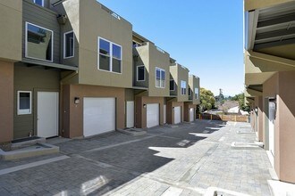 Atkins Townhouses in Oakland, CA - Foto de edificio - Building Photo