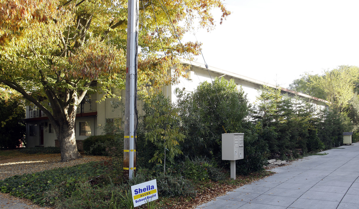 750 B St in Davis, CA - Foto de edificio