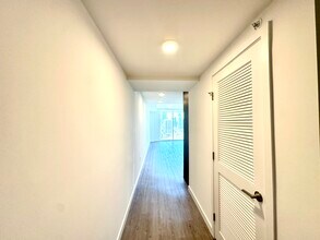 133 NE 24th St, Unit B12 in Miami, FL - Foto de edificio - Building Photo