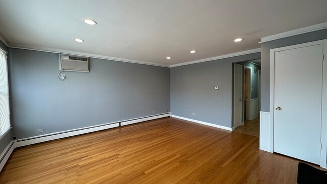 6118 W Gunnison St, Unit 1 in Chicago, IL - Building Photo - Building Photo