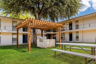 Villas at 1404 in Fort Worth, TX - Foto de edificio - Building Photo