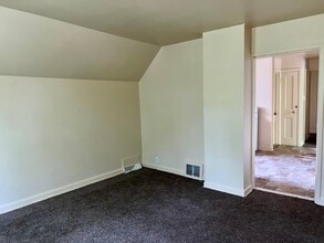 1037 W Wright St in Milwaukee, WI - Building Photo - Building Photo