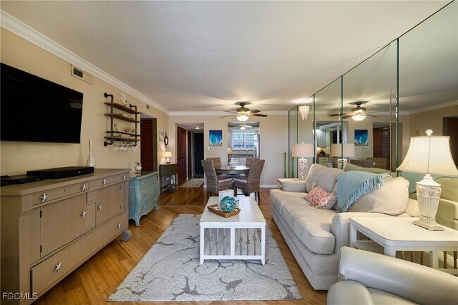 2121 Collier Ave in Ft. Myers, FL - Building Photo - Building Photo