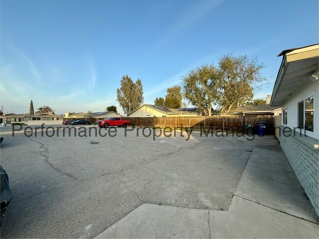 3401 Squire Ln in Bakersfield, CA - Foto de edificio - Building Photo