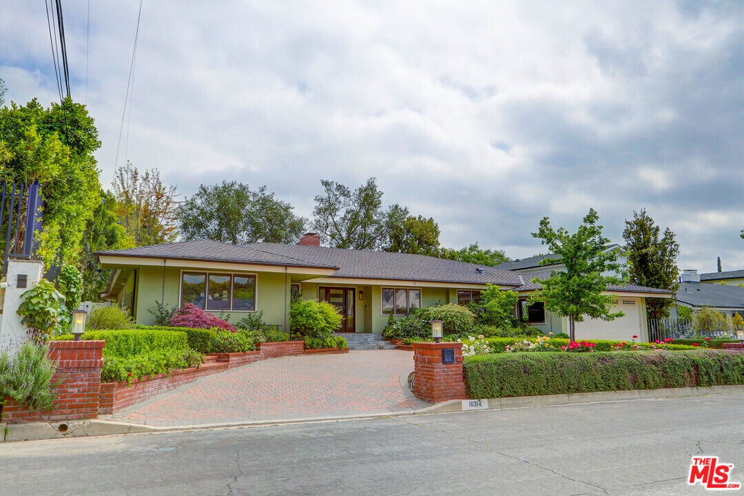 16314 Meadow Ridge Rd W in Los Angeles, CA - Building Photo