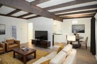 6125 Whitsett Ave in Los Angeles, CA - Foto de edificio - Building Photo