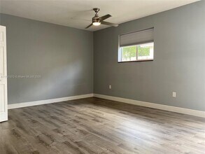 10661 NW 21st Ct-Unit -B in Pembroke Pines, FL - Foto de edificio - Building Photo