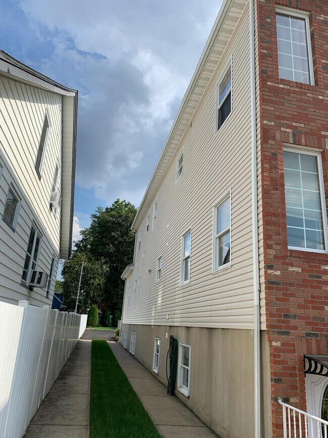 340 Chase Ave in Lyndhurst, NJ - Building Photo - Building Photo