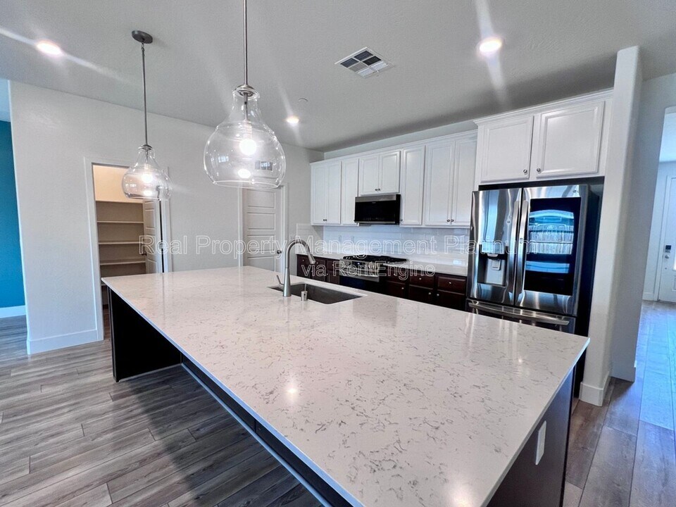 2321 S Purdue Ave in Fresno, CA - Building Photo