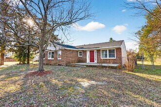 512 E McLean St in Saint Pauls, NC - Building Photo - Building Photo