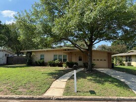 214 Haverford Dr in San Antonio, TX - Building Photo