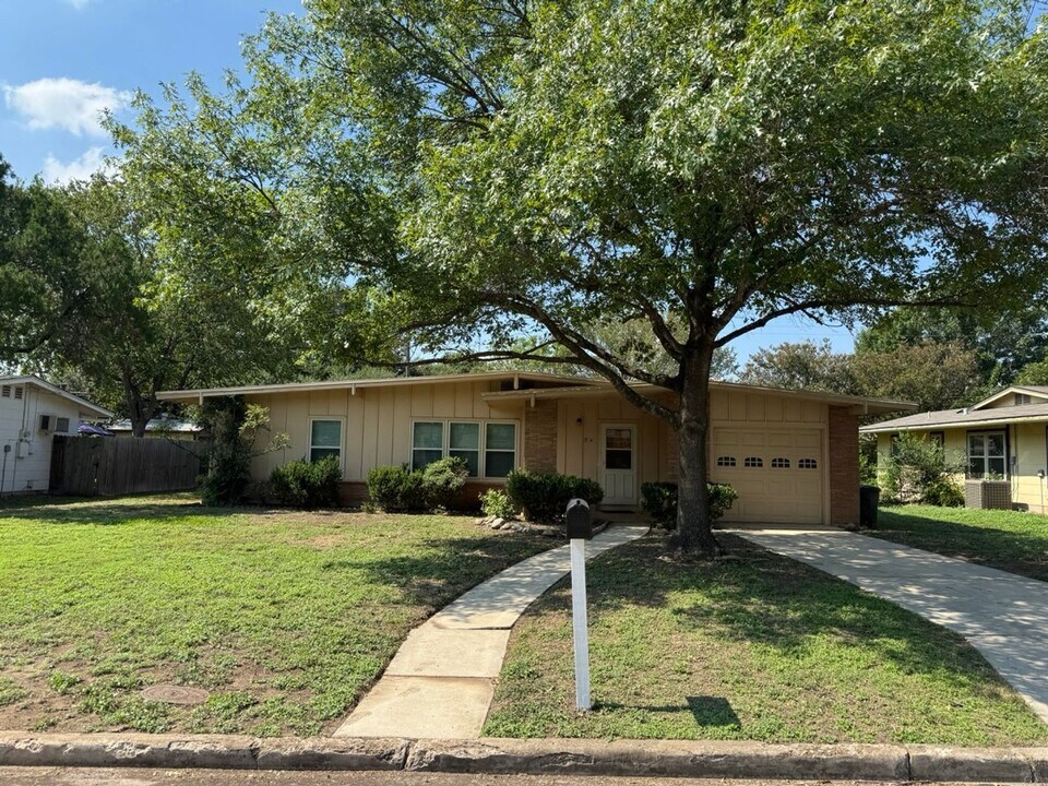 214 Haverford Dr in San Antonio, TX - Building Photo