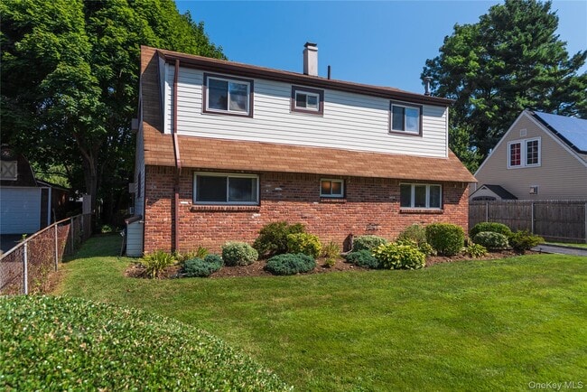27 Collins Rd in Glen Cove, NY - Building Photo - Building Photo