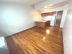 1112 Knapp in Milwaukee, WI - Building Photo - Interior Photo