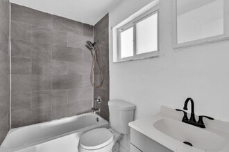 2160 NW 29th St in Oakland Park, FL - Building Photo - Building Photo