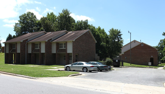 Hickory Trails Apartments in Greensboro, NC - Building Photo - Building Photo