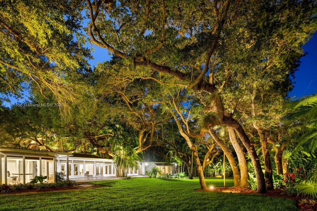 11015 Lakeside Dr in Coral Gables, FL - Building Photo