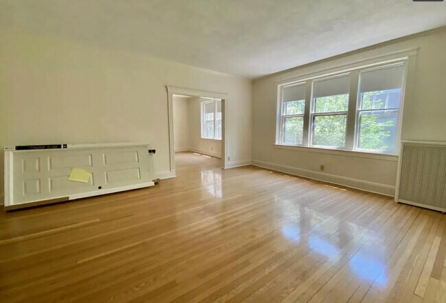 14 Alton Pl, Unit #3 in Brookline, MA - Foto de edificio - Building Photo