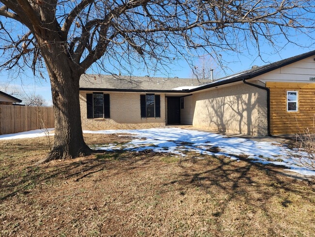 1109 S Bouziden Dr in Moore, OK - Building Photo - Building Photo