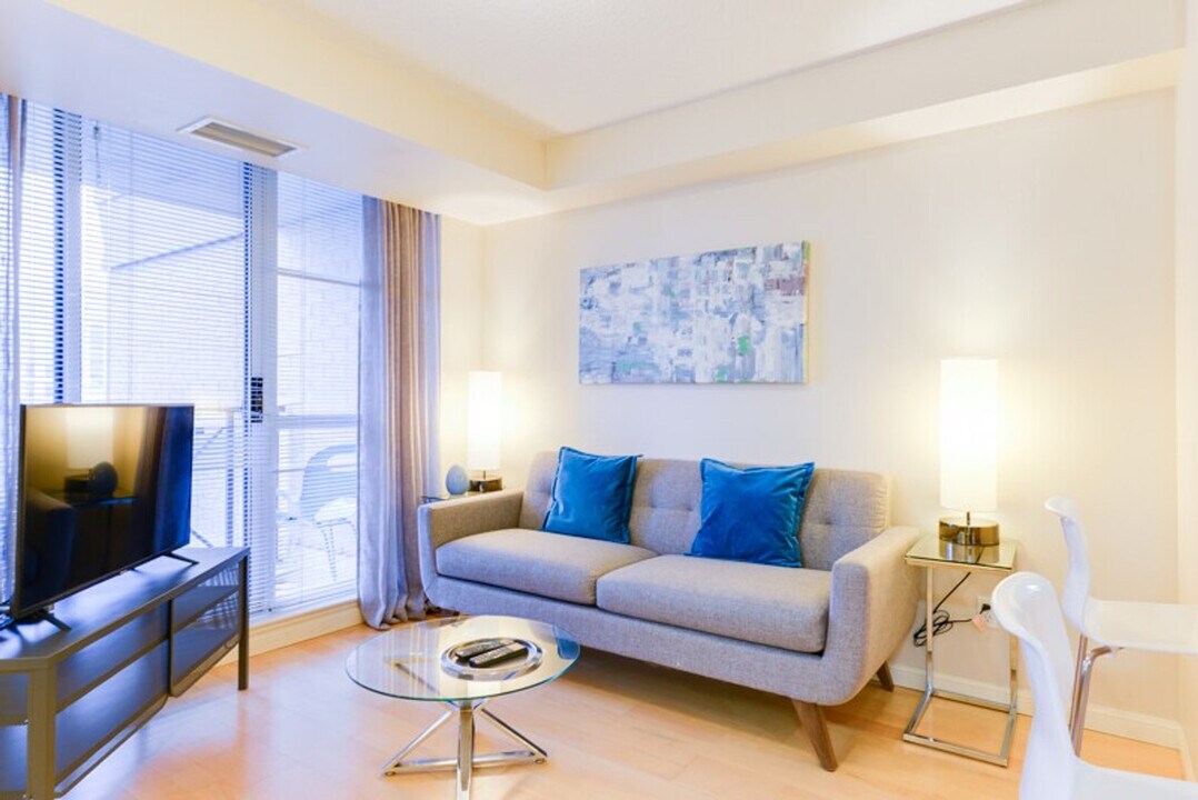 192 Adelaide St W in Toronto, ON - Building Photo