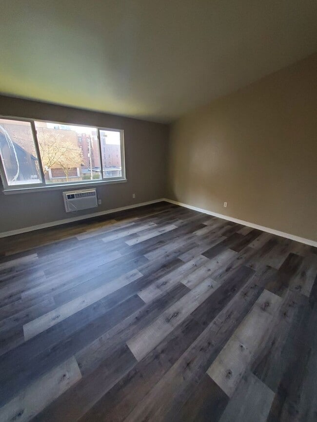 2448 W Kilbourn Ave in Milwaukee, WI - Building Photo - Building Photo