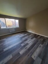 2448 W Killbourn St in Milwaukee, WI - Foto de edificio - Interior Photo