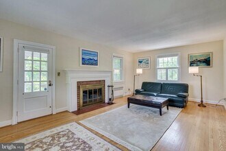 609 Upland Pl in Alexandria, VA - Foto de edificio - Building Photo