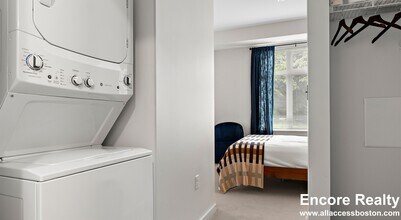 240 Sidney St in Cambridge, MA - Foto de edificio - Building Photo