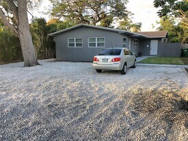 2465 NE 183rd St in North Miami Beach, FL - Building Photo