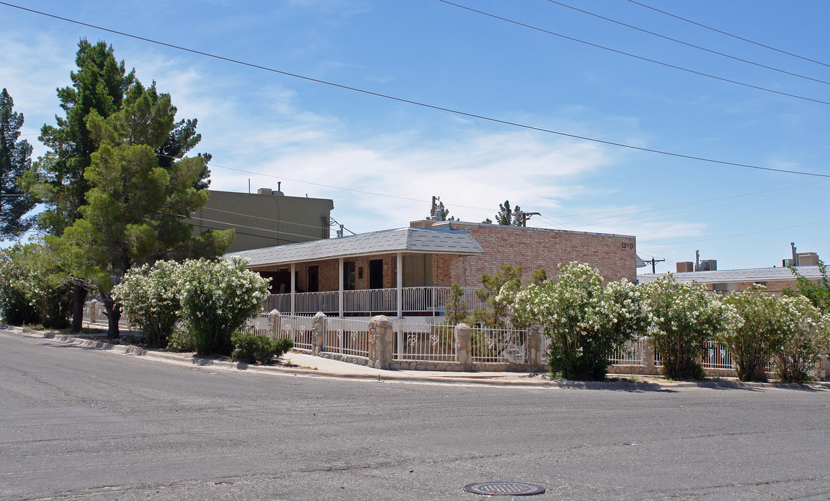 120 E Castellano Dr in El Paso, TX - Foto de edificio