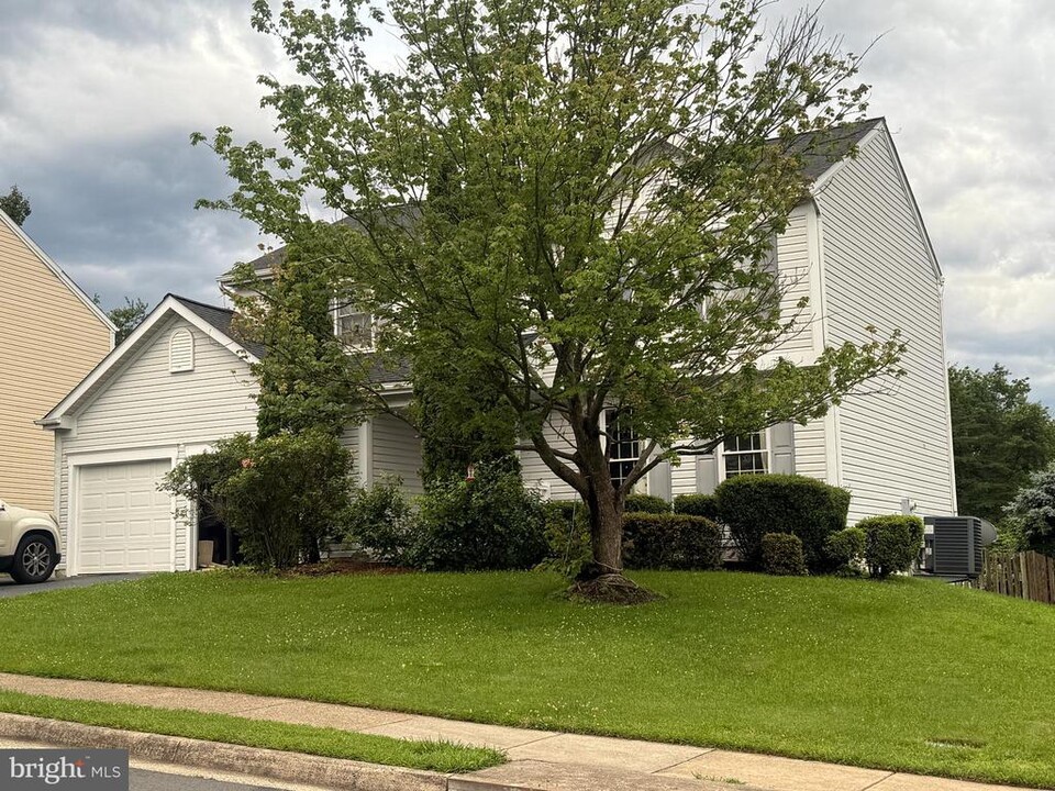 12549 Rock Ridge Rd in Herndon, VA - Building Photo