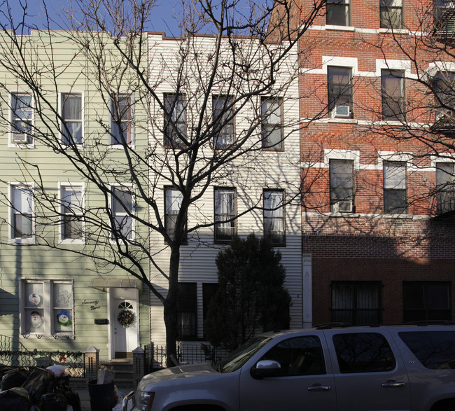 81 Freeman Street in Brooklyn, NY - Foto de edificio - Building Photo