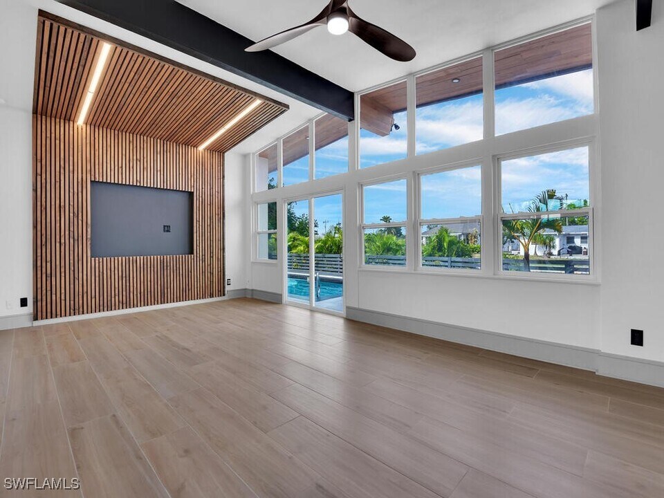 4353 S Atlantic Cir in North Fort Myers, FL - Foto de edificio