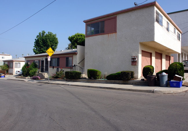 401-411 E Franklin Ave in El Segundo, CA - Foto de edificio - Building Photo