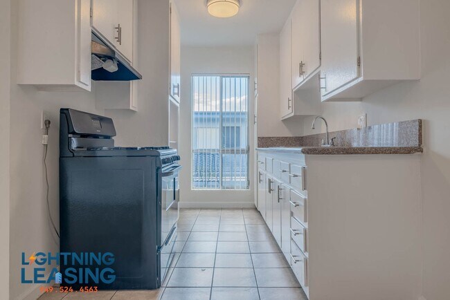 11623 Sylvan St in Los Angeles, CA - Building Photo - Building Photo