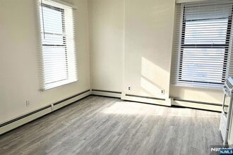 66 W Palisade Ave, Unit 2 in Englewood, NJ - Building Photo - Building Photo