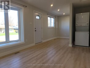 1056 Harkness Ave in Ottawa, ON - Building Photo - Building Photo