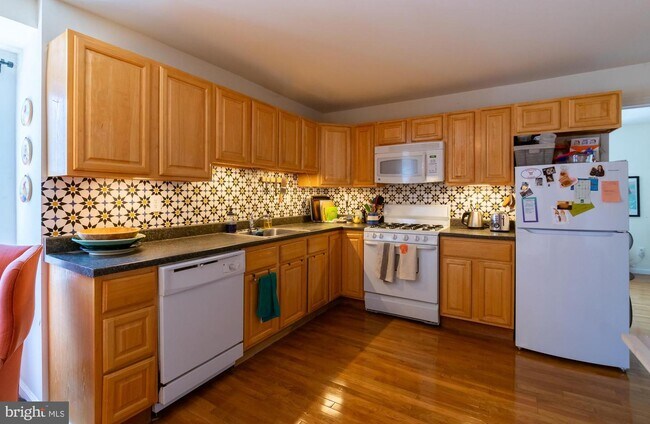 4813 Walton Ave-Unit -UNIT 3 in Philadelphia, PA - Foto de edificio - Building Photo