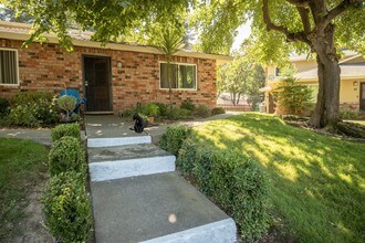 Queenston Plaza Apartments in Carmichael, CA - Foto de edificio - Building Photo