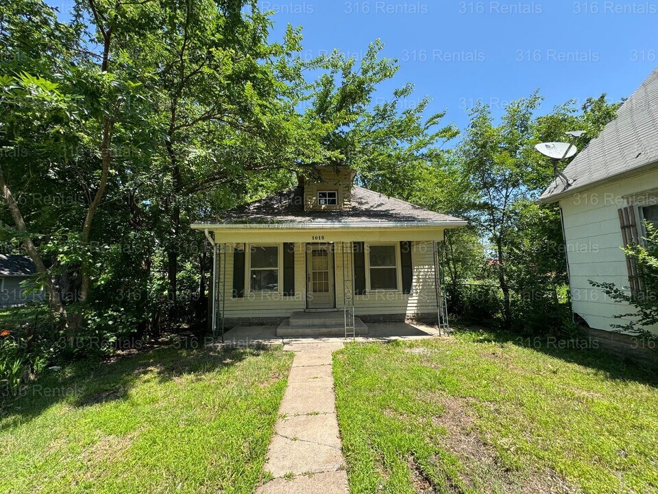 1016 E Broadway St in Newton, KS - Building Photo